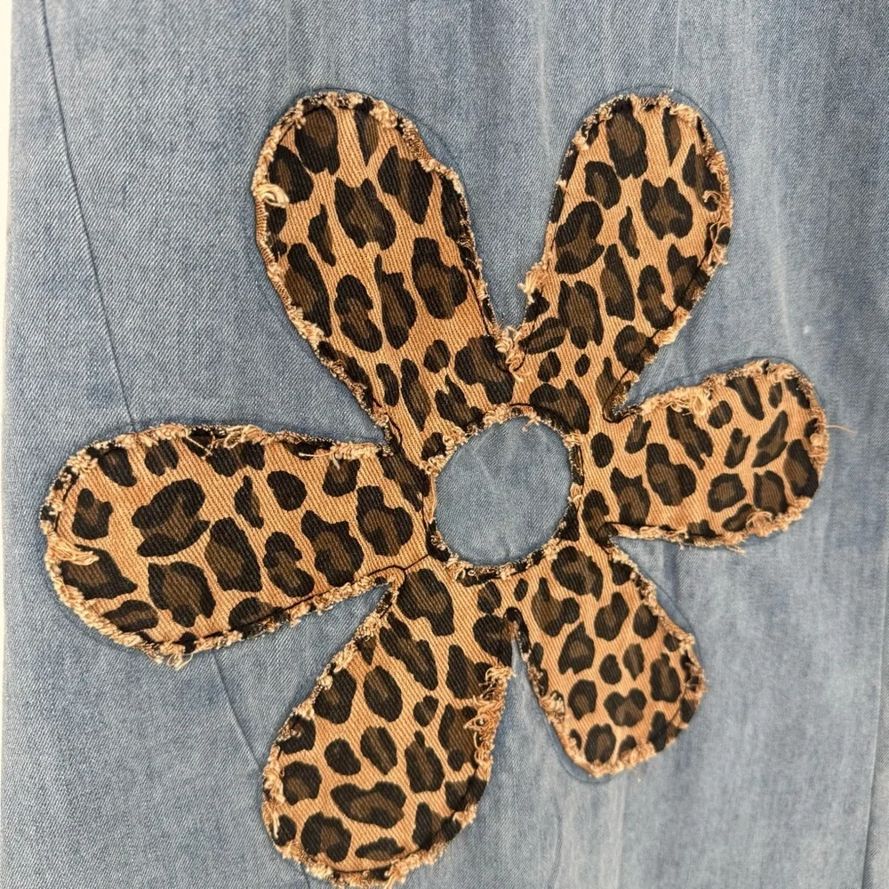 NWT BiBi Light Wash Animal Leopard Cheetah Boho Floral Patch Wide Leg Jeans XL - Picture 6 of 10